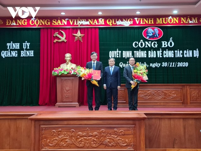Ông Vũ Đại Thắng, Bí thư Tỉnh ủy (đứng giữa) tặng hoa Chủ tịch UBND tỉnh và Chủ tịch HĐND tỉnh.