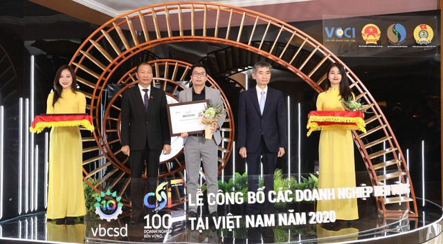Ông Trần Mạnh Cường, Giám đốc chất lượng Vicostone nhận bằng chứng nhận từ ban tổ chức.