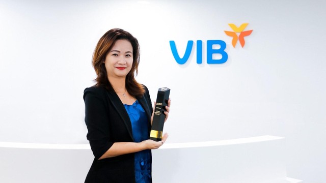 Bà Tường Nguyễn – Giám đốc Trung tâm Chiến lược và Vận hành Thẻ VIB nhận cúp “Thương hiệu thẻ sáng tạo nhất Việt Nam 2020” từ GBM. Bà Tường Nguyễn – Giám đốc Trung tâm Chiến lược và Vận hành Thẻ VIB nhận cúp “Thương hiệu thẻ sáng tạo nhất Việt Nam 2020” từ GBM.