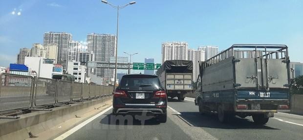Phương tiện lưu thông trên tuyến đường vành đai 3 trên cao ở Hà Nội. (Ảnh: Việt Hùng/Vietnam+).