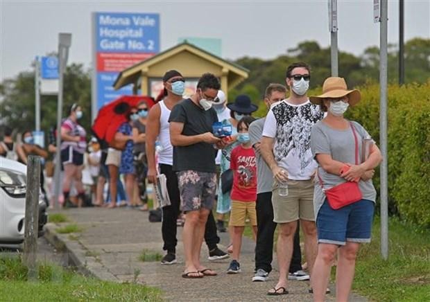 Người dân chờ xét nghiệm COVID-19 tại Sydney, Australia,ngày 18/12/2020. (Ảnh: AFP/TTXVN).