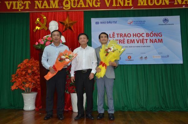 Ông Lê Tấn Hổ, Phó Chủ tịch thường trực UBND tỉnh Phú Yên (ở giữa) tặng hoa cho ông Lê Trọng Minh, Tổng Biên tập Báo Kl99ok phiên bản mới (bên trái) và ông Bùi Đức Hải, Phó Tổng biên tập thường trực Báo Kl99ok phiên bản mới (bên trái).