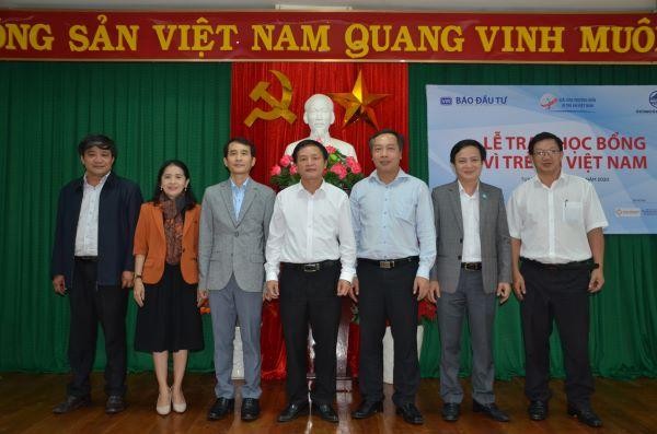 Các đại biểu chụp hình lưu niệm khi kết thúc lễ trao học bổng năm 2020 tại Phú Yên.