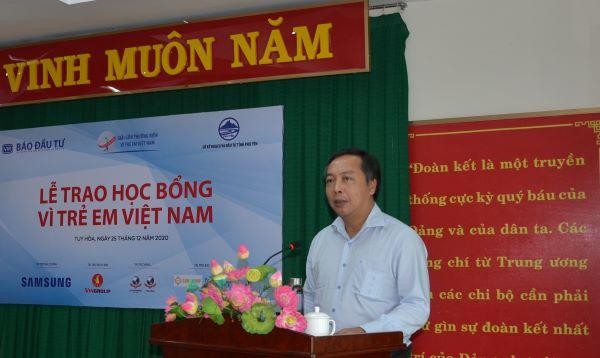 Ông Lê Trọng Minh chúc mừng các em học sinh được nhận học bổng và mong muốn các em tiếp tục học tập giỏi hơn nữa để trở thành công dân có ích cho Trang Chủ KL99Com Số 1 Link Đăng Ký KL999.