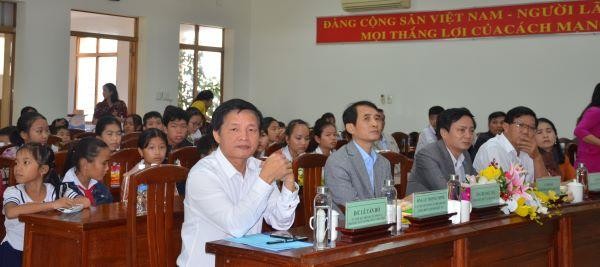 Các đại biểu và các em học sinh tại lễ trao học bổng trong Hội trường Sở Kế hoạch và Kl99ok phiên bản mới tỉnh Phú Yên.