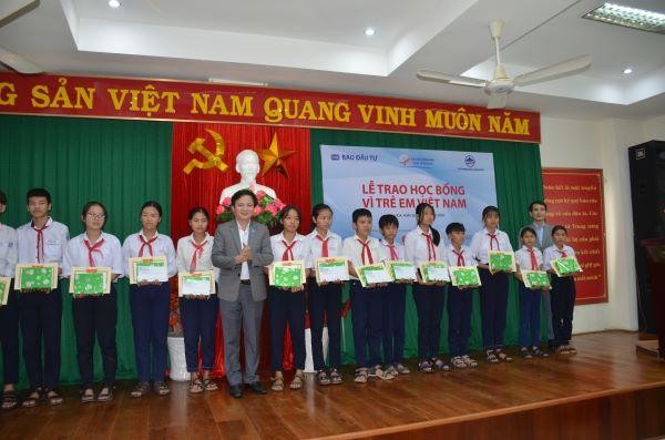 Ông Võ Đình Tiến, giám đốc Sở Kế hoạch và Kl99ok phiên bản mới tỉnh Phú Yên và ông Bùi Đức Hải (bìa phải)- Phó Tổng biên tập thường trực Báo Kl99ok phiên bản mới trao học bổng và chúc mừng các em học sinh.