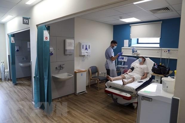 Bệnh nhân COVID-19 được điều trị tại bệnh viện Wexham Park, phía tây thủ đô London, Anh. (Ảnh: AFP/ TTXVN).