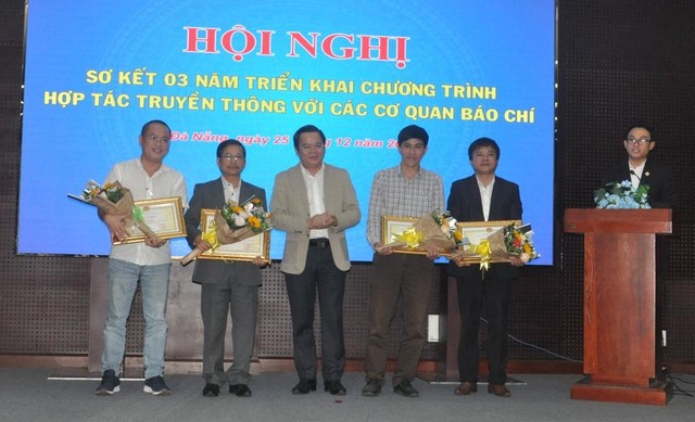 Các cá nhân được UBND TP.Đà Nẵng tặng bằng khen vì có thành tích trong thực hiện chương trình hợp tác truyền thông.