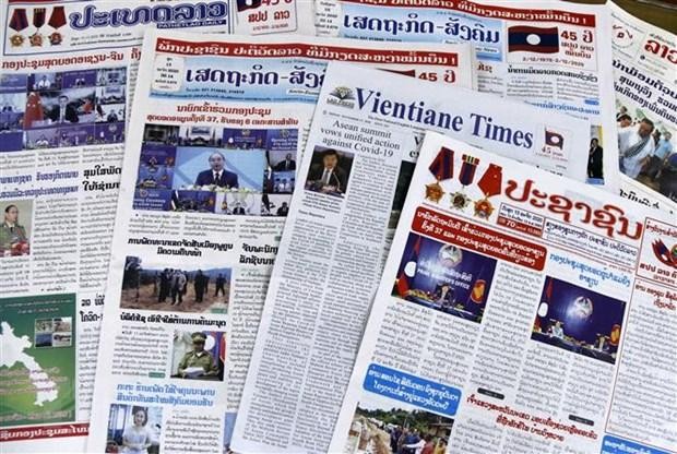 Các báo số ra ngày 13/11 Lào đồng loạt đăng trên trang nhất thông tin về Hội nghị cấp cao ASEAN 37 và các hội nghị liên quan. (Ảnh: Phạm Kiên/TTXVN).