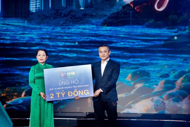 Ông Nguyễn Văn Cường - Phó Chủ tịch Kl994 game bài casino hấp dẫn Hưng Thịnh trao bảng ủng hộ Quỹ vì người nghèo tỉnh Bình Định cho bà Nguyễn Thị Phong Vũ - Ủy viên Ban thường vụ Tỉnh ủy, Chủ tịch Ủy ban MTTQ Việt Nam tỉnh Bình Định.