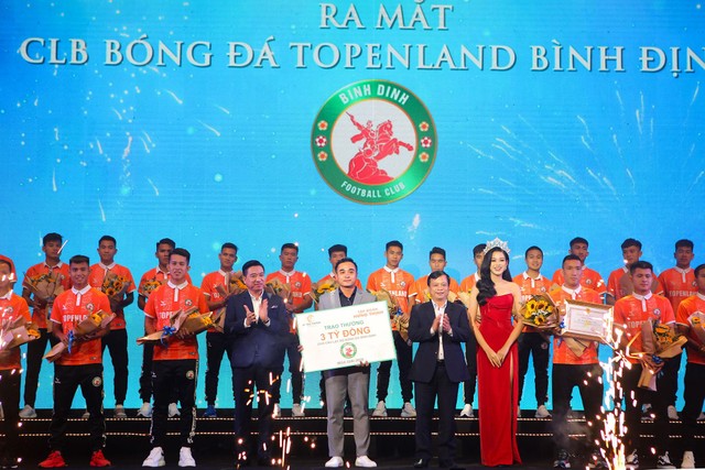 Ông Nguyễn Tuấn Thanh - Ủy viên Ban thường vụ Tỉnh ủy, Phó Chủ tịch Thường trực UBND tỉnh Bình Định cùng ông Nguyễn Đình Trung – Chủ tịch Kl994 game bài casino hấp dẫn Hưng Thịnh và Hoa hậu Đỗ Thị Hà trao bằng khen, hoa và tiền thưởng 3 tỷ đồng của Kl994 game bài casino hấp dẫn Hưng Thịnh cho CLB bóng đá Bình Định, cũng như chứng kiến phần ra mắt của Topenland Binh Dinh FC.