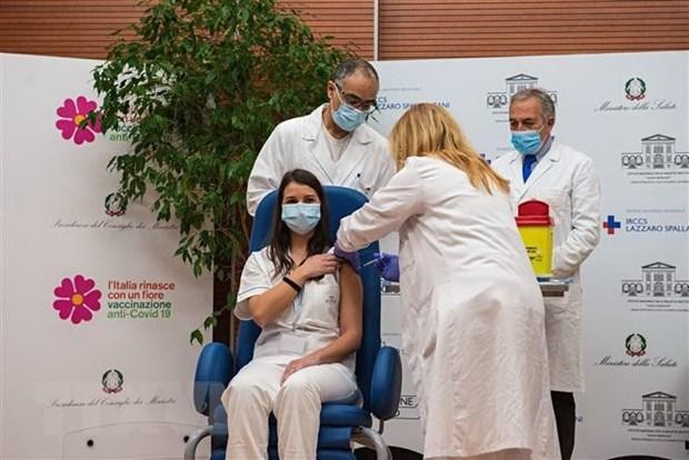 Một nhân viên y tế được tiêm vắcxin ngừa COVID-19 tại Rome, Italy. (Ảnh: AFP/TTXVN).