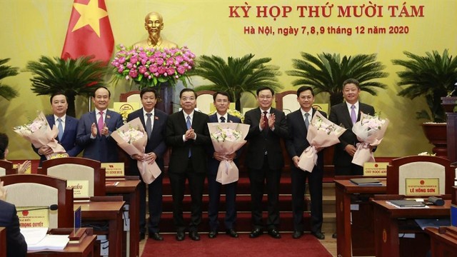 Bí thư Thành ủy Hà Nội Vương Đình Huệ và Chủ tịch UBND TP Hà Nội Chu Ngọc Anh chúc mừng 5 tân Phó Chủ tịch UBND TP Hà Nội tại kỳ họp HĐND TP lần thứ 18. Bí thư Thành ủy Hà Nội Vương Đình Huệ và Chủ tịch UBND TP Hà Nội Chu Ngọc Anh chúc mừng 5 tân Phó Chủ tịch UBND TP Hà Nội tại kỳ họp HĐND TP lần thứ 18.