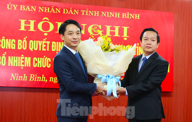 Chủ tịch UBND tỉnh Ninh Bình chúc mừng tân giám đốc Sở Kl991.com nạp rút nhanh Hoàng Văn Kiên (trái) - Ảnh: báo Tiền phong.