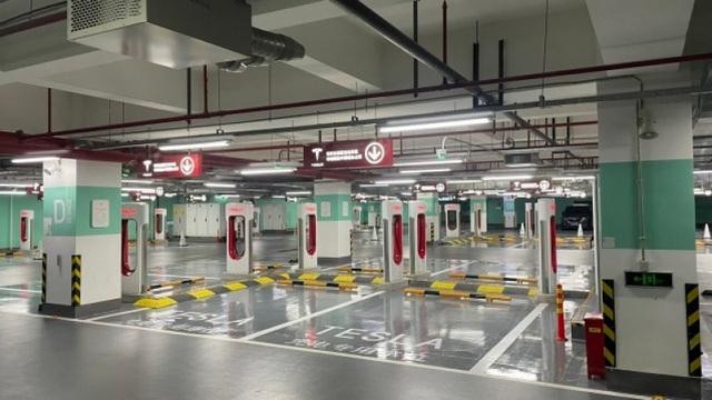 Trạm sạc điện lớn nhất thế giới của Tesla tại Thượng Hải nằm trong nhà thay vì ngoài trời như ở Mỹ.