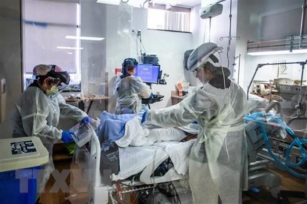 Điều trị cho bệnh nhân nhiễm COVID-19 tại bệnh viện ở Tarzana, California, Mỹ. (Ảnh: AFP/TTXVN).