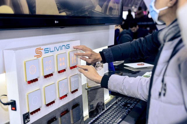 Các sản phẩm Sliving IoT của Sunshine Group thu hút sự chú ý của đông đảo khách tham gia triển lãm.