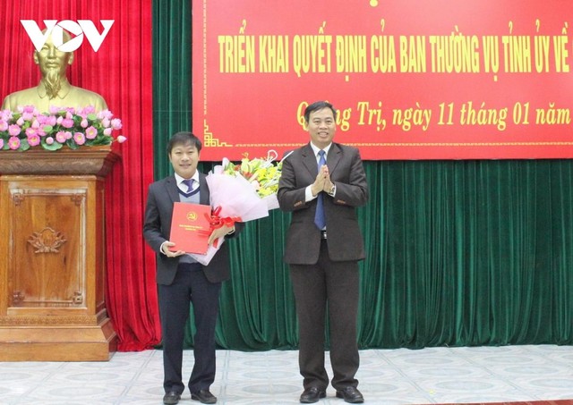 Ông Nguyễn Đăng Quang, Phó Bí thư Thường trực Tỉnh ủy Quảng Trị đã trao quyết định, tặng hoa chúc mừng tân Chánh Văn phòng Tỉnh ủy Quảng Trị.