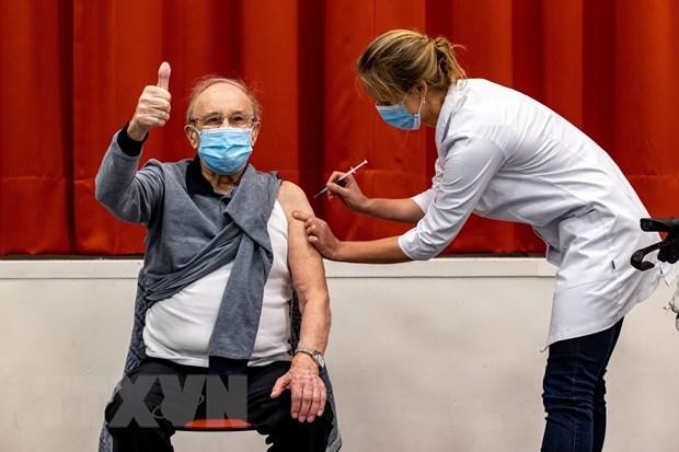 Người dân được tiêm vắcxin phòng COVID-19 tại Aaltar, Hà Lan, ngày 6/1/2021. (Ảnh: AFP/TTXVN).