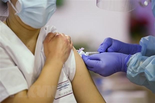 Nhân viên y tế tiêm vắcxin ngừa COVID-19 cho người dân tại Guadalajara, Tây Ban Nha. (Ảnh: THX/TTXVN).