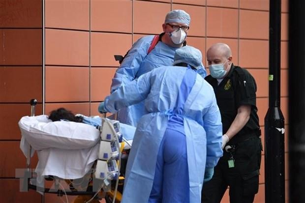 Chuyển bệnh nhân nhiễm COVID-19 tới bệnh viện ở London, Anh. (Ảnh: AFP/TTXVN).