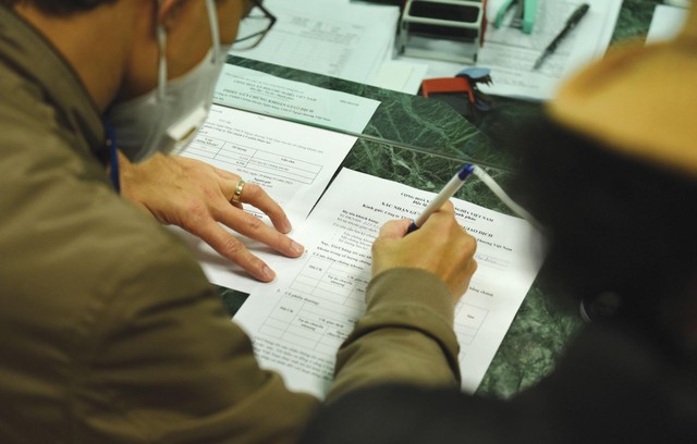 Bất chấp phiên bán tháo trước đó, vẫn có nhiều nhà Kl99ok phiên bản mới mới tham gia thị trường. Trong ảnh: Một nhà Kl99ok phiên bản mới mở tài khoản giao dịch trên sàn VCBS.