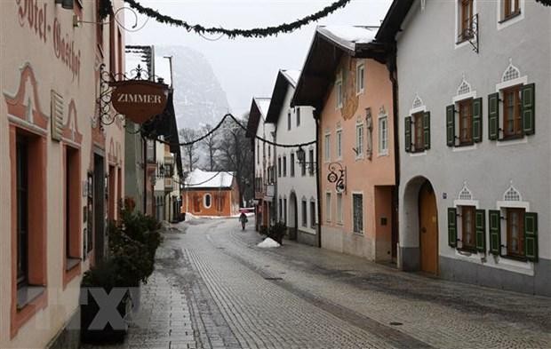 Cảnh vắng vẻ tại một tuyến phố ở Garmisch-Partenkirchen, Đức. (Ảnh: AFP/TTXVN).