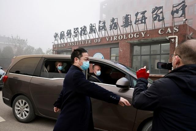 Các chuyên gia của WHO tới Viện Vi rút học Vũ Hán. (Ảnh: Reuters).