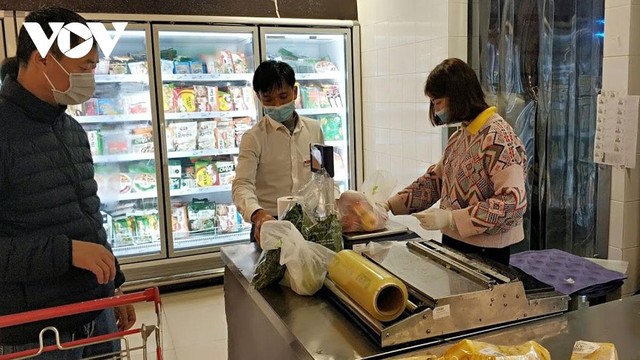 Nhu cầu mua sắm Tết khá nhộn nhịp và tăng so với ngày thường. Nhu cầu mua sắm Tết khá nhộn nhịp và tăng so với ngày thường.