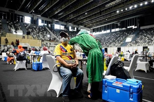 Tiêm vắcxin phòng COVID-19 cho người dân tại Jakarta, Indonesia. (Ảnh: THX/TTXVN).