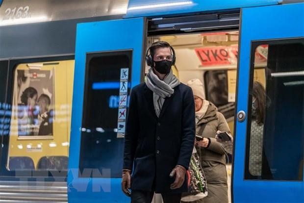 Hành khách đeo khẩu trang phòng dịch COVID-19 khi lưu thông trên tàu điện ngầm tại Stockholm, Thụy Điển ngày 10/2/2021. (Ảnh: THX/TTXVN).