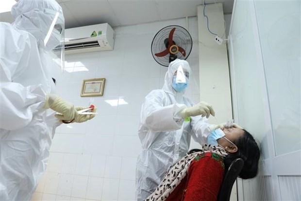 Lấy mẫu xét nghiệm cho tình nguyện viên đăng ký tiêm thử nghiệm giai đoạn 2. (Ảnh: Minh Quyết/TTXVN).