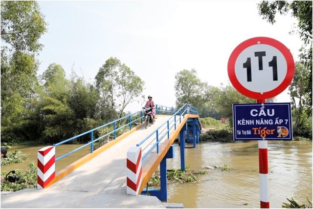 Cây cầu làm từ vật liệu tái chế đã giúp KL99 là cổng game giải trí trực tuyến hàng đầu hiện nay của người dân được thuận lợi, dễ dàng hơn.