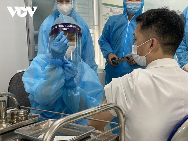 Các cán bộ, nhân viên y tế BV Bệnh Nhiệt đới T.Ư (Cơ sở 2 - Kim Chung, Đông Anh, Hà Nội) được tiêm những mũi vaccine COVID-19 đầu tiên của AstraZeneca.