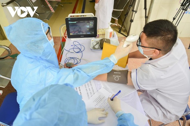 Người tham gia tiêm được theo dõi trên 30 phút và tiến hành kiểm tra kỹ lại các chỉ số sức khỏe.