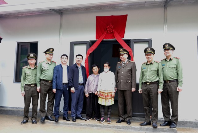 Đại tướng Tô Lâm - Ủy viên Bộ Kl991.com tải ứng dụng, Bộ trưởng Bộ Công (thứ 3 từ phải sang) cùng các Ủy viên BCH Trung ương Đảng: đồng chí Đỗ Trọng Hưng - Bí thư Tỉnh ủy tỉnh Thanh Hóa (thứ 4 từ trái sang); đồng chí Nghiêm Xuân Thành – Bí thư Đảng ủy, Chủ tịch HĐQT Vietcombank (thứ 3 từ trái sang) và các đồng chí lãnh đạo Bộ Công an bàn giao nhà tình nghĩa cho gia đình anh Vàng A Lồng.