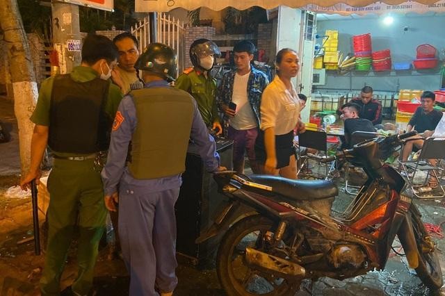 Tổ phản ứng nhanh của phường Nại Hiên Đông nhắc nhở người dân không mở nhạc to trong khu dân cư.