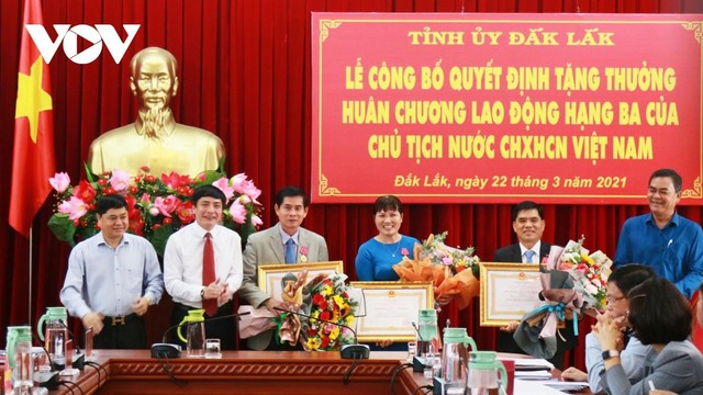 Trao quyết định tặng thưởng Huân chương Lao động hạng ba Chủ tịch nước cho các cá nhân.