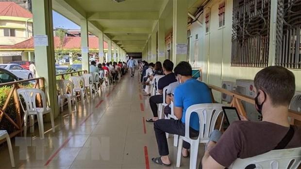 Người dân Campuchia và người nước ngoài chuẩn bị tiêm vaccine ngừa COVID-19 tại Bệnh viện Nhi quốc gia Campuchia. (Ảnh: Nguyễn Vũ Hùng/TTXVN).
