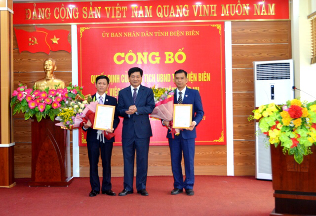 Trao Quyết định bổ nhiệm 2 Phó Giám đốc Sở Kl991.com nạp rút nhanh đối với các ông Lường Tuấn Anh (ngoài cùng bên phải) và ông Thái Đình Hưng. Trao Quyết định bổ nhiệm 2 Phó Giám đốc Sở Kl991.com nạp rút nhanh đối với các ông Lường Tuấn Anh (ngoài cùng bên phải) và ông Thái Đình Hưng.