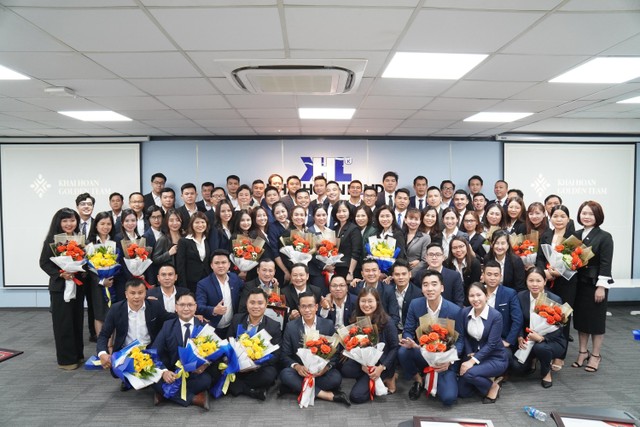 Đội ngũ tư vấn viên giàu kinh nghiệm của Khải Hoàn Land. Đội ngũ tư vấn viên giàu kinh nghiệm của Khải Hoàn Land.