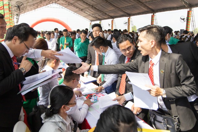 Hàng ngàn khách hàng chen lấn tranh mua giai đoạn 1 khu đô thị Thăng Long Central City tọa lạc ngay trung tâm Bàu Bàng.
