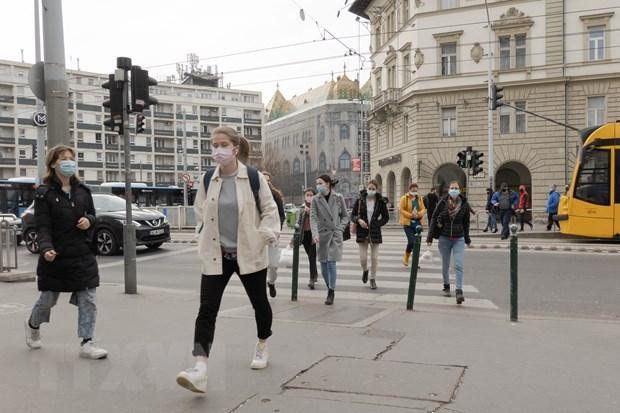 Người dân đeo khẩu trang phòng lây nhiễm COVID-19 tại Budapest, Hungary, ngày 4/3/2021. (Ảnh: THX/TTXVN).