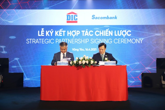 Ông Hoàng Văn Tăng – Tổng giám đốc Kl994 game bài casino hấp dẫn DIC (bên trái) và ông Đào Nguyên Vũ – Phó tổng giám đốc Sacombank (bên phải) ký thỏa thuận hợp tác chiến lược.