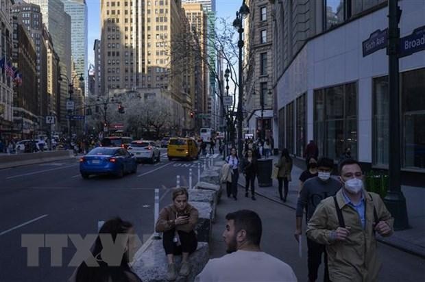 Người dân di chuyển trên đường phố tại New York, Mỹ, ngày 6/4/2021. (Nguồn: AFP/TTXVN).