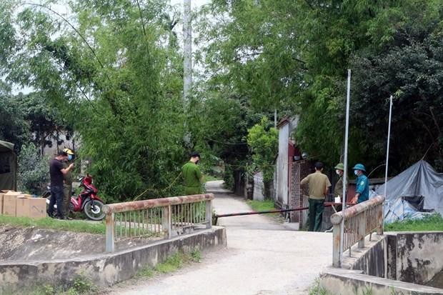 Lập chốt kiểm soát dịch bệnh tại thôn Nội Đọ, xã Bắc Lý, huyện Lý Nhân - nơi ở của bệnh nhân COVID-19 vừa được xác nhận. (Ảnh: Đại Nghĩa/TTXVN).