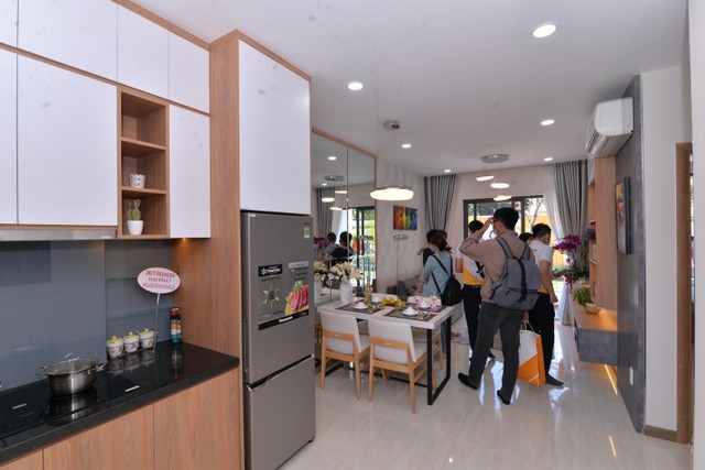 Khách hàng tham quan căn hộ mẫu Bcons Plaza.