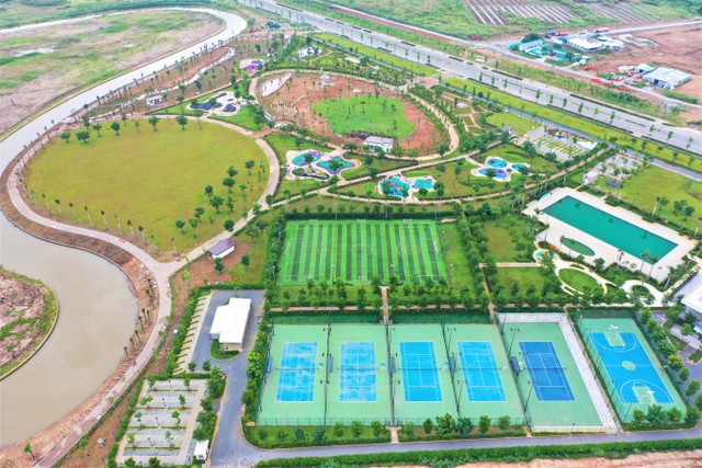 Công viên trung tâm Central Park 25ha với tổ hợp thể dục thể thao country club 3ha, kênh đào đào trung tâm, đường dạo bộ, đường xe đạp, công viên cắm trại picnic... đang được hoàn thiện.