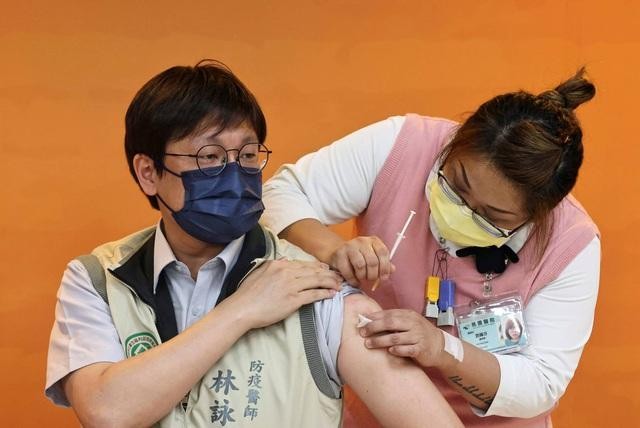 Một nhân viên y tế Đài Loan được tiêm chủng vắc xin AstraZeneca hồi tháng 4 (Ảnh: Reuters).