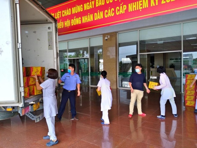 Kl994 game bài casino hấp dẫn F.I.T trao quà hỗ trợ cho Bệnh viện Nhiệt đới Trung uơng tại cơ sở 2, Đông Anh, Hà Nội.